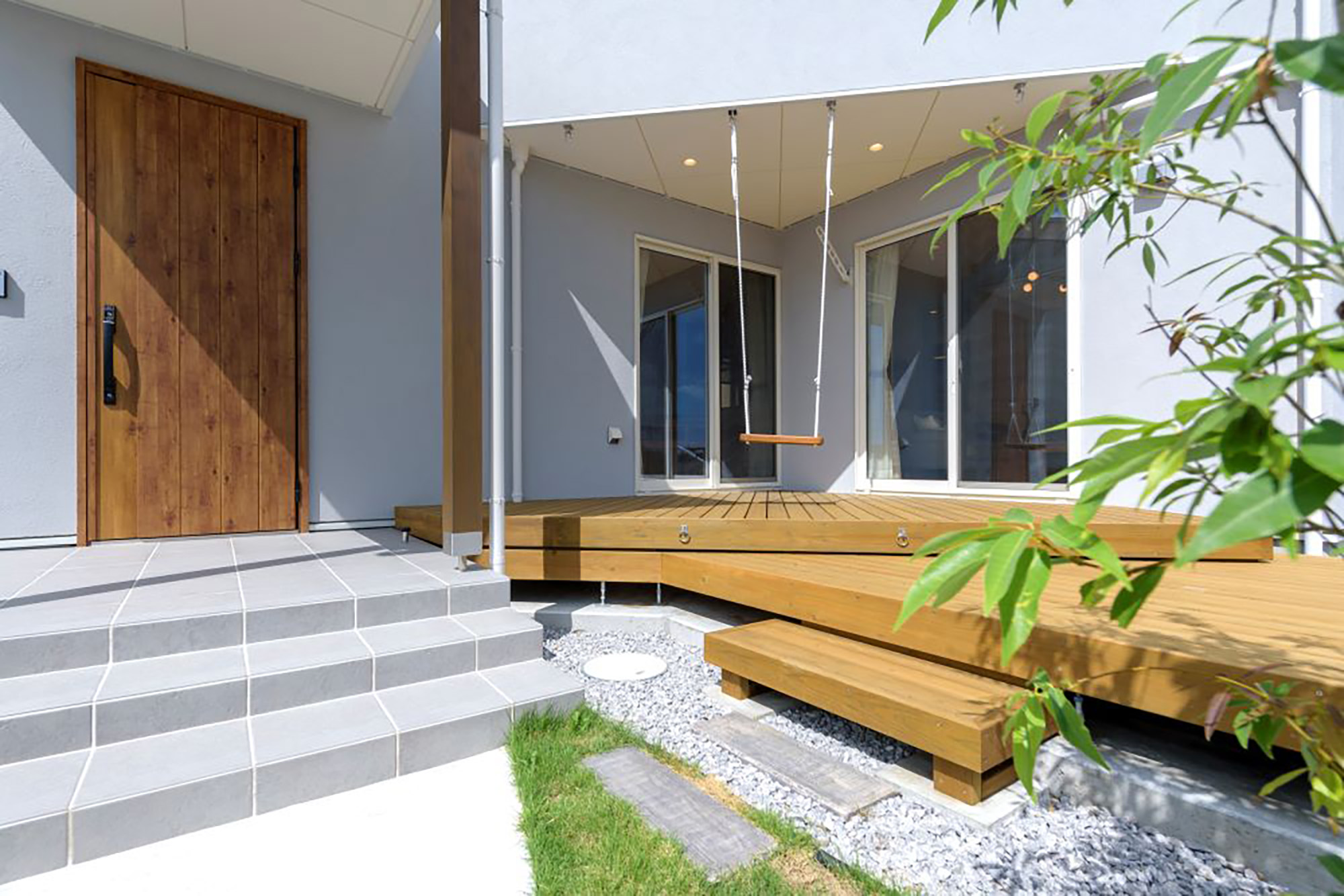 ウッドデッキと大きな窓のある住まい外観